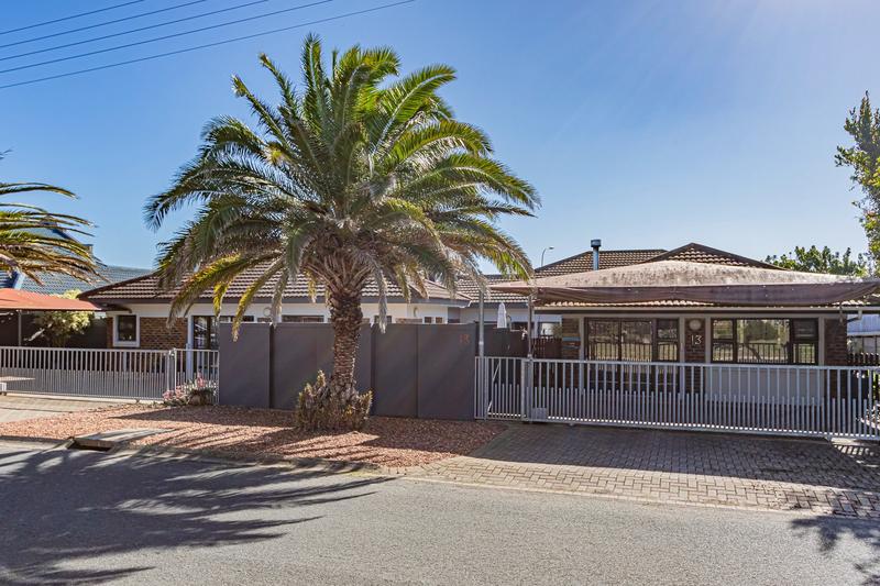 6 Bedroom Property for Sale in Fraaiuitsig Western Cape